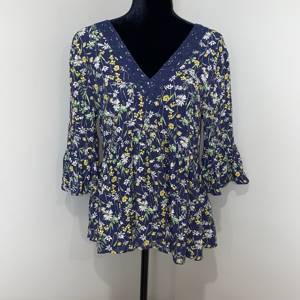 NWT casual Collection Bell Sleeve Top Size 4